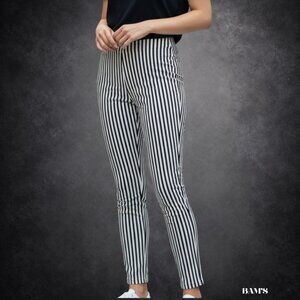 A New Day High-Rise Skinny Capri Pants | Black & White Stripe | Size 6